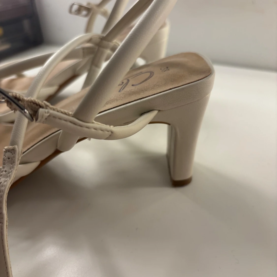 Beige sandaler med klack från Clou - 1