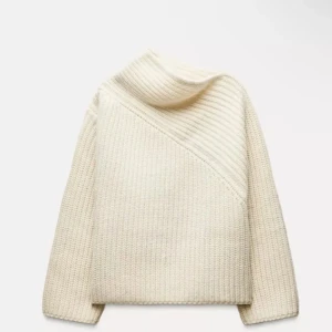 Krämvit stickad polotröja!! - Säljer denna otroliga tröja från zara!! Helt nyskick. Pris kan alltid diskuteras❤️