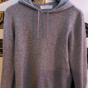 Grå cashmere hoodie från Sayless XS - Grå hoodie från Sayless i lyxig cashmere. Tröjan har huva med snörning, storleken är xs och den är i helt nyskick 