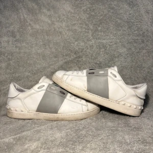 Valentino Open - Tjena säljer ett par skitsnygga valentino open. Skorna är använda men har mycket kvar att ge, tveka inte att höra av dig om du har några funderingar:) OBS: pris kan diskuteras vid snabb affär