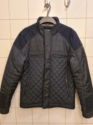 No Excess Bomberjacka - Nypris ~1500 SEK  Marinblå bomberjacka från No Excess. Varm och perfekt inför vintern!  Mycket bra skick, dock legat runt ett tag