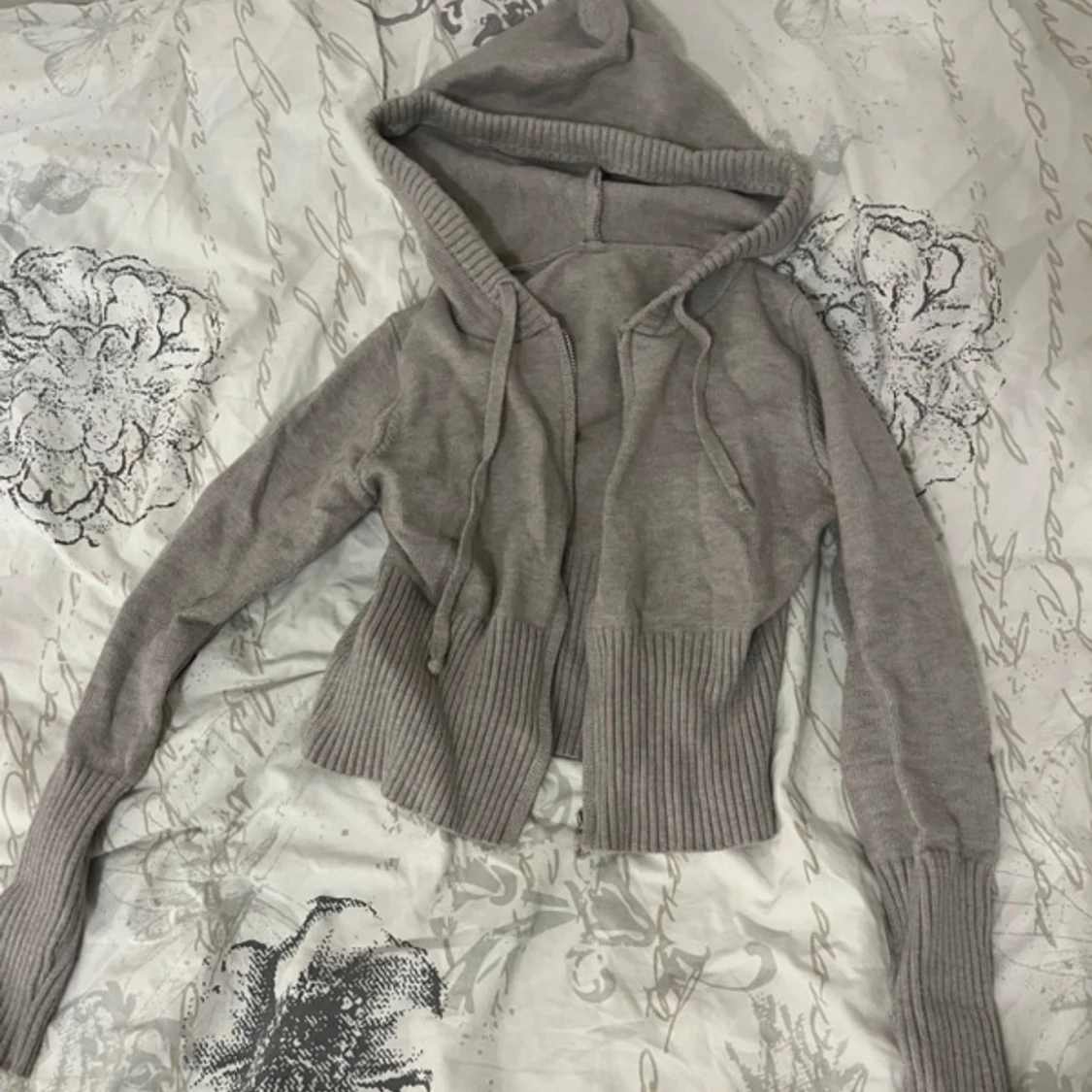 Grå stickad mjukisset - 1