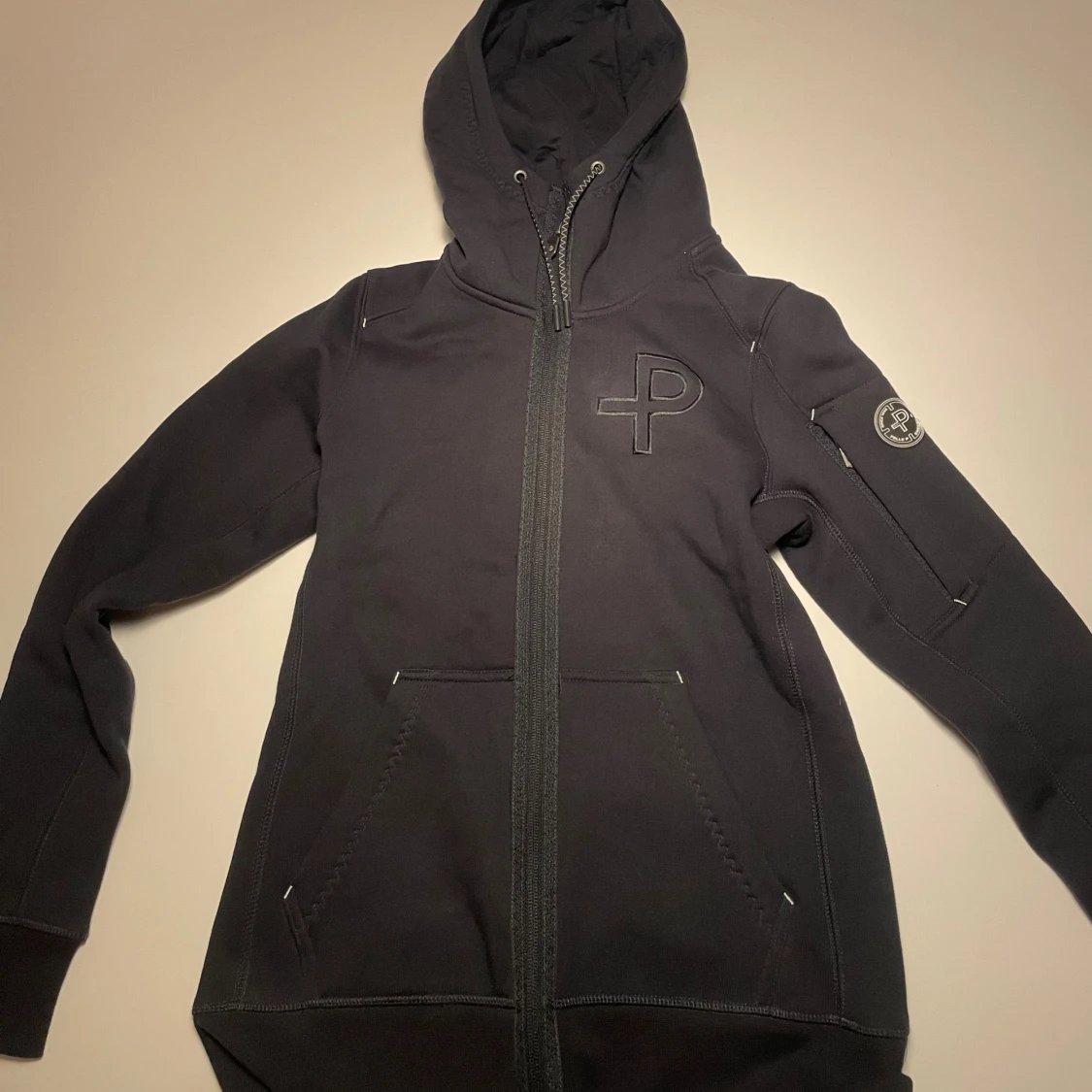 Svart hoodie från Pelle P med dragkedja