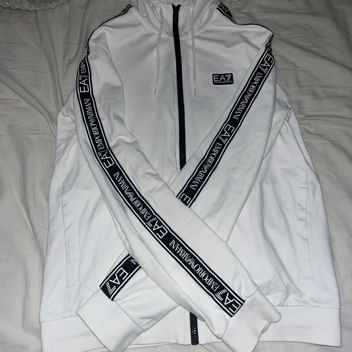 Vit EA7 hoodie med logoband - 1