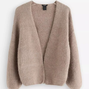 Beige stickad kofta  - Säljer denna stickade kofta från lindex i storlek xs/s som är slutsåld på hemsidan. Den är använd fåtal gånger och är därför i nyskick. Kontakta mig gärna privat vid frågor eller liknande💕