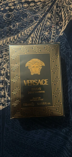 Versace Eros pour homme 100ml - Versace Eros pour homme, 100 ml. Lyxig parfym med stilren design, perfekt för dig som vill sticka ut och visa din personlighet. Parfum natural spray.