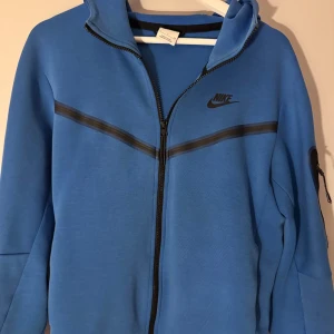 NIKE TECH FLEECE HOODIE - ROYAL BLUE - Ganska sällsynt och mäktig old season Nike tech  