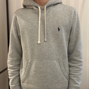 Ralph lauren hoodie - Ralph lauren hoodie - storlek xs - skick 9/10 - killen på bilden är 173 - fler frågor? Kontakta mig