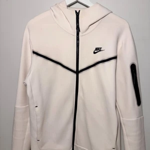 NIKE TECH FLEECE (old season) - Fläckfri Nike tech ifrån gamla säsongen, ganska fin färg för att matcha till mycket andra kläder man har. 