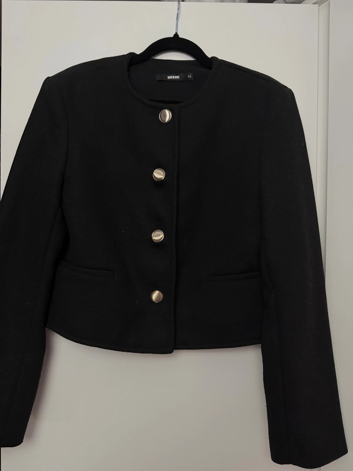 Svart kavaj med guldknappar Bik Bok