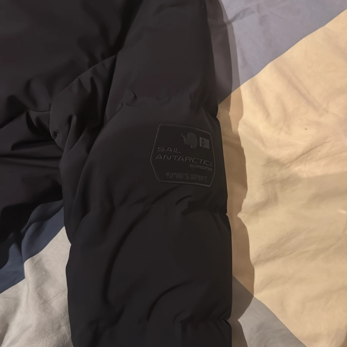 Svart dunjacka Sail Racing - 2