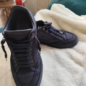 Mörkblå mason garments skor - Snygga mörkblå sneakers i bra skick, nypris ligger runt 3000kr och de är lite varmare så perfekt nu till höst/vinter