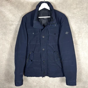 J.Lindeberg Jacka | L - J.Lindeberg Field Jacket | Bra skick | Storlek L | Modellen är 185 och väger 65kg | INGA BYTEN | Fraktar spårbart eller möts upp i Täby 