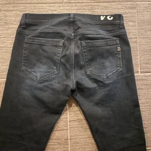 Dondup George Jeans - Säljer dessa feta Dondup George Jeansen!             | Storlek 34 | Skick 9/10 | Modell George |             Mått : Längd 101cm, Midja 43cm, Låret 22cm, Knät 19cm, Öppningen 16,5cm