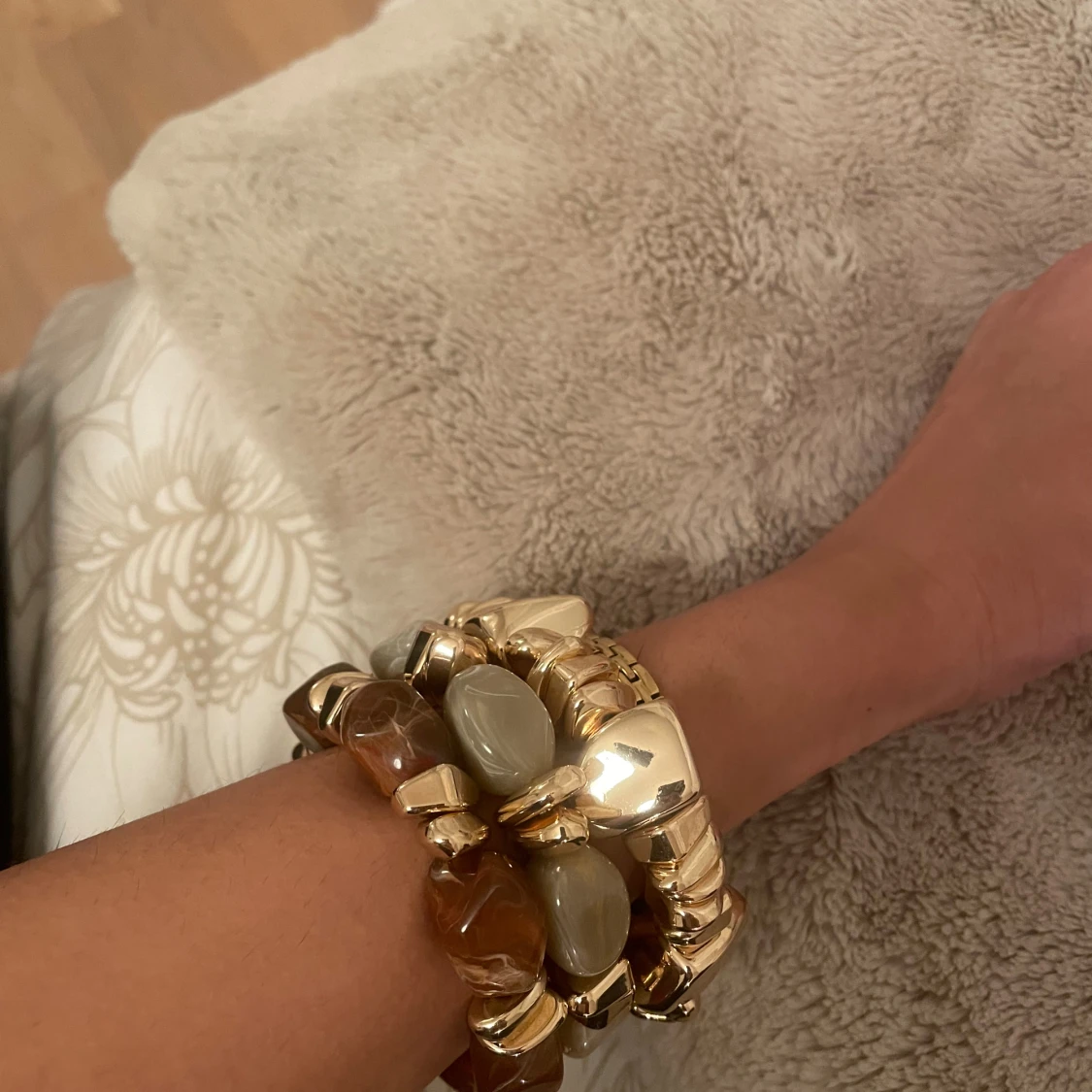 Tre chunky armband med stenar och guld - 1