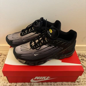 Nike Air Max Plus TN Svart/Grå sneakers - Nike Air Max Plus TN sneakers i svart och grått med coola detaljer och synlig Air-sula. Jätta bekväma skor men endast lite slitage i yttersulan.