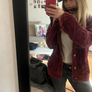 Vinröd manchesterjacka från KIOMI - Vinröd manchesterjacka för 200kr