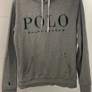 Grå hoodie från Polo Ralph Lauren - Grå Ralph Lauren hoodie i storlek M, inga defekter eller skador och är i fint skick. Hör självklart av vid frågor eller funderingar