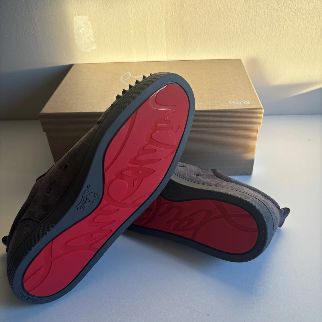 Christian Louboutin grå