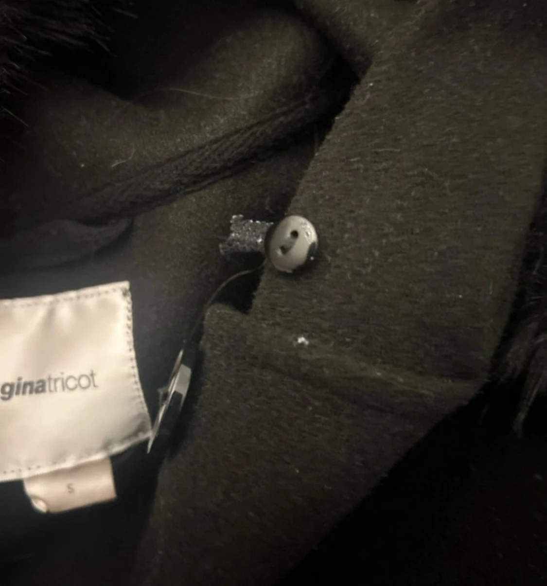 Svart kappa med fuskpäls från Gina Tricot - 1