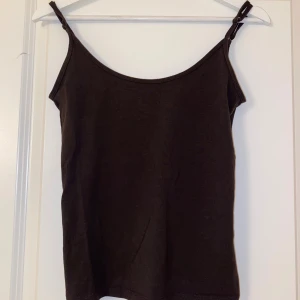 Brunt linne från Gina Tricot - Använt ett fåtal gånger, i väldigt fint skick!