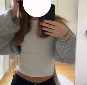 Grå stickad bolero - Supermysig grå stickad kofta från Gina Tricot!! Som en bolero kofta