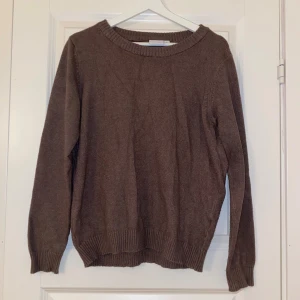 Brun stickad tröja från Vila - nopprig men annars i fint skick!