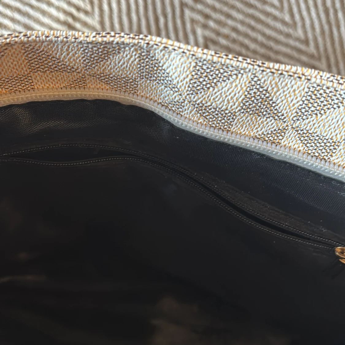 Beige shoppingväska med geometriskt mönster - 1