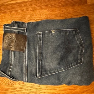 Replay Hyperflex jeans blå 30/32 - Snygga Replay Hyperflex jeans i mörkblå färg. Byxorna är i bra skick och använda i ca ) månader. Skriv om ni har några funderingar, pris kan diskuteras 