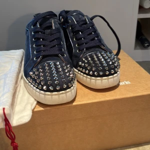Louboutins  - Säljer dessa sjukt feta Loubsen i färgen navy. Skorna är endast använda 2 gånger. Box, dustbags, extra skosnören och extra spikar finns som man ser på bilderna. Nypris 10 000kr. Skorna är i storlek 41 men sitter exakt som 42. Kom pm om ni har fler frågor eller vill ha fler bilder på någonting.