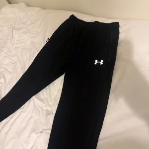 Under Armour byxor size S - Size M egentligen men små så passar mer size S, Aldrig använda