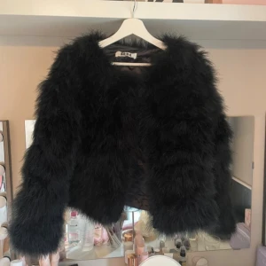 Pälsjacka  - Aldrig använd! Köpt på vinted. Passar på mig som har s🖤🖤🖤