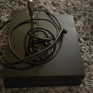 PlayStation 4 (PS4) med tillbehör - Sony PlayStation 4 i bra skick, med HDMI-kabel och en svart gamingmus. Konsolen har mindre ytslitage men fungerar utmärkt. Perfekt för spel och underhållning. Musen är ergonomisk och passar bra för gaming. Men kommer inte med en kontroll.