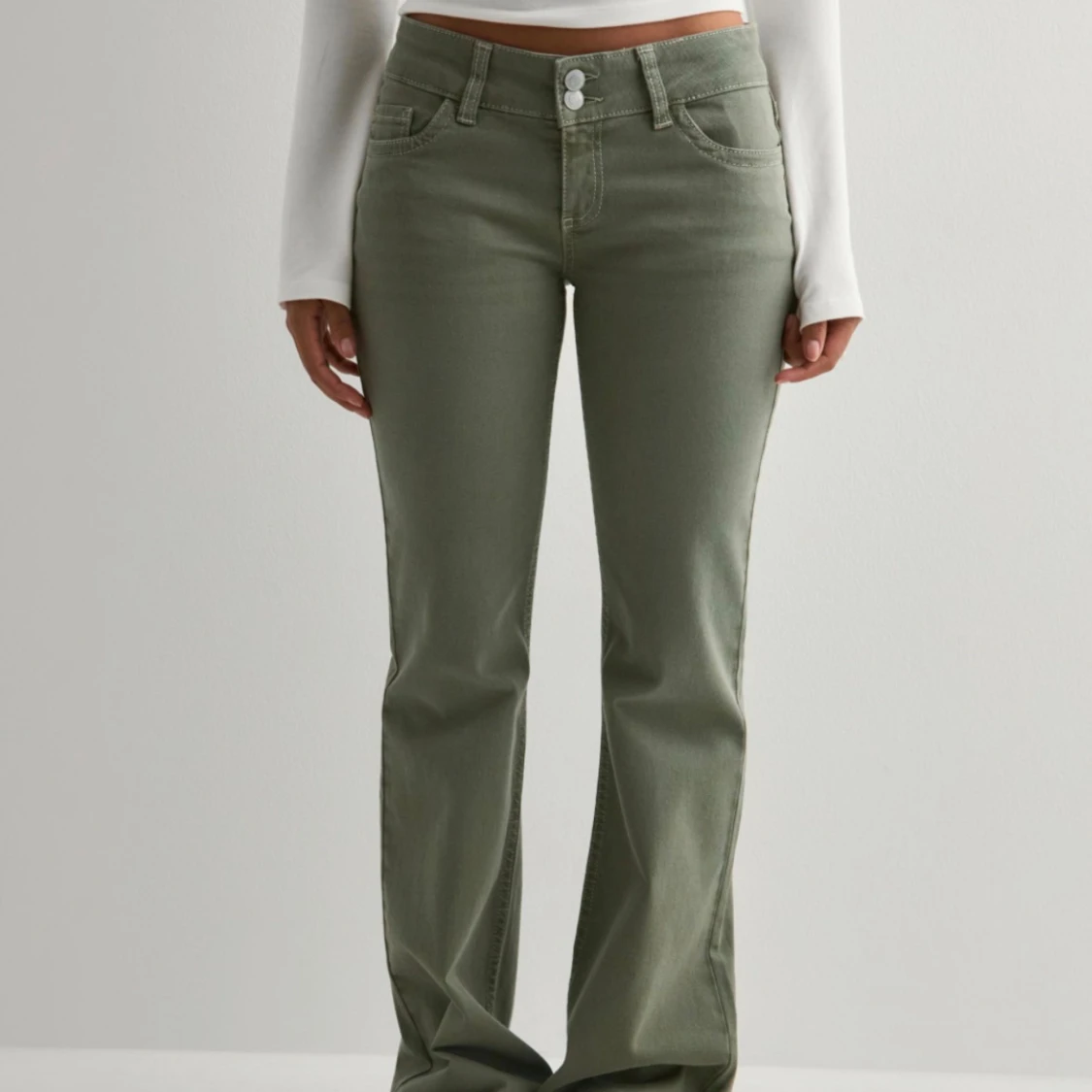 Bootcut jeans i olivgrönt