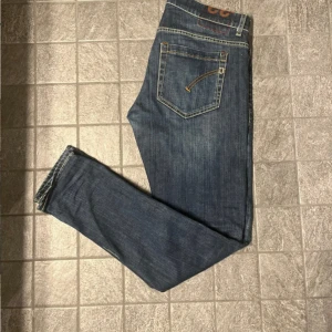 Mörkblå jeans från dondup - Säljer dessa dondup jeans i modellen ”George”, vilket är den mest populära modellen. Nypris: ca 3000 kr, vårat pris: 799kr