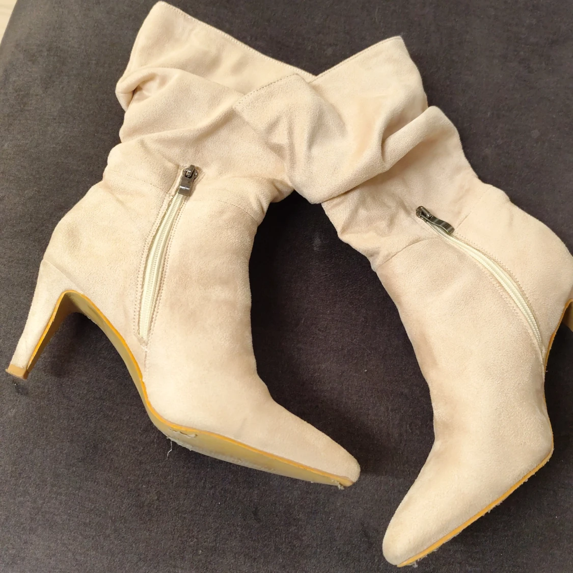 Beige stövletter med klack från Cuccoo - 2