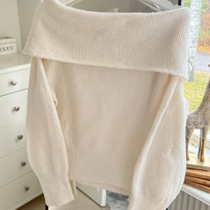H&M off shoulder stickad tröja - Cremevit off shoulder tröja, super mysig och fin perfekt till nu i vinter💗