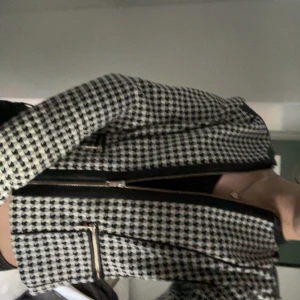 Vårjacka  - Säljer en as snygg jacka som är perfekt till våren✌️ den är tyvärr lite skavd i axlarna, därför är priset så lågt❣️