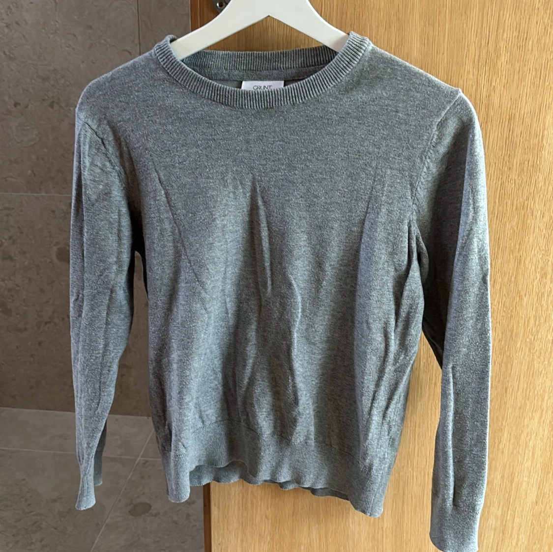 Grå stickad tröja från Grunt