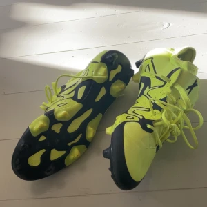 Adidas X gula fotbollsskor - Säljer ett par Adidas X fotbollsskor i neon-gula. Bra skick använda en match och två träningar. Storlek 41 1/3! Pris kan diskuteras 