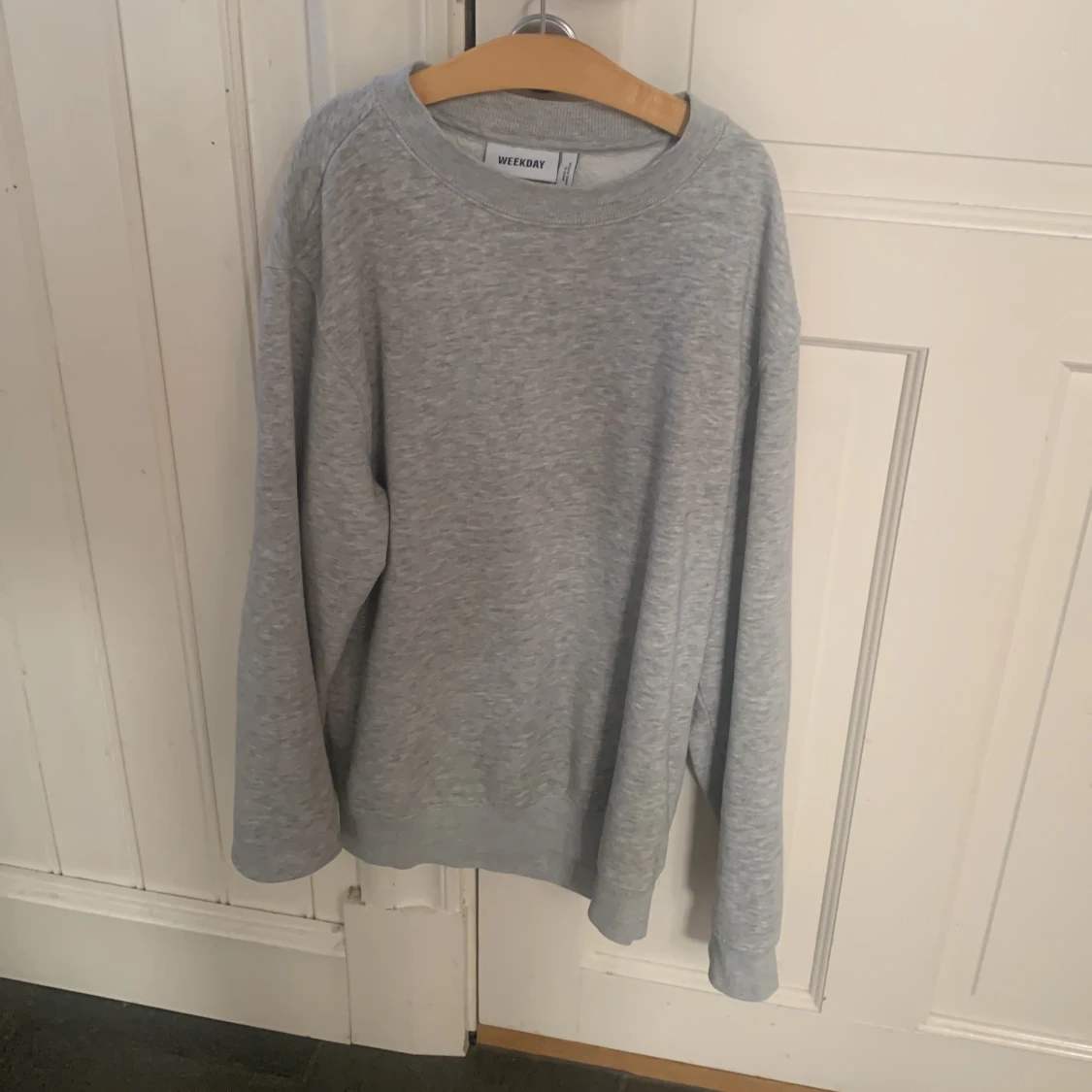 Grå sweatshirt från Weekday