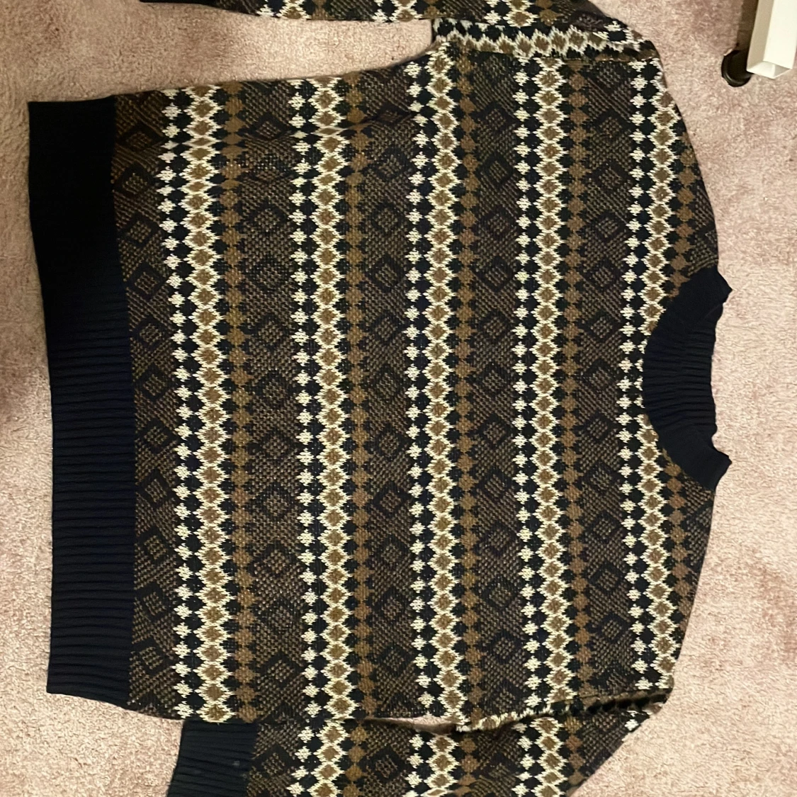 Mönstrad stickad tröja i brunt och blått