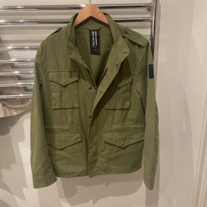 Fieldjacka bomboogie - Säljer en helt ny, aldrig använd fieldjacka/ jacka från märket boombogie. Jackan är i storlek medium. Nypris ligger runt 2500. Passar både till hösten och vintern. Hör gärna av dig om du har några funderingar!