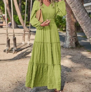 Ljusgrön långklänning - Pris kan diskuteras!! Använd 1 gång. Superfin ljusgrön långklänning med v-ringning, långa ärmar och markerad midja. Klänningen har flera volanglager och är tillverkad i ett luftigt bomullstyg som ger en avslappnad och trendig look. Perfekt för varma dagar och somriga vibes.