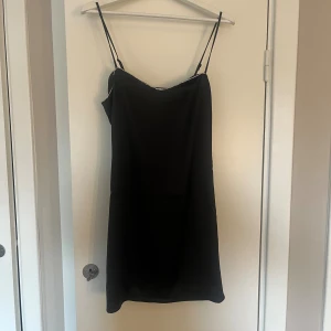 Svart satin klänning från NA&KD - Svart satin klänning från NA&KD. Super fin men har ett par få lösa glitter detaljer