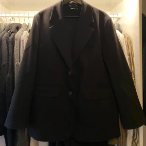 Svart kavaj från Gina Tricot - Stilren svart kavaj från Gina Tricot, lite oversized. Fint skick!