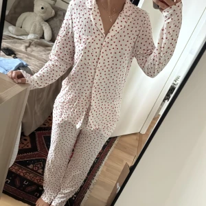 Pyjamas  - Jätteskön och gullig pyjamas från Kappahl ❤️‍🔥 perfekt att ge bort i julklapp till någon du tycker om 🫶🏽