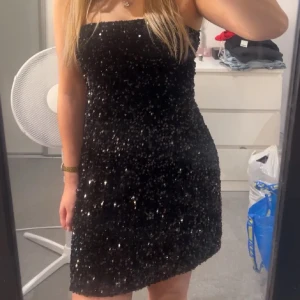 Svart glittrig klänning  - Supersnygg glittrig klänning i S🖤Helt perfekt inför jul/nyår💕Använd 1 gång!