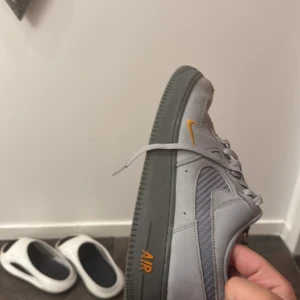 Nike Air Force 1 Low Wolf Grey Kumquat - Retail price är 10 gngr mer än vad ja säljer den för och den är äkta ni som vet hur dyrt den är säljer den äkta för 1200 kan gå lågt t 1100 inget mer 