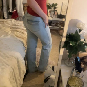 Ljusblå jeans med slitna knän - Säljer dessa superfina ljusblå jeans från lager 157. Nypris:400 kr 